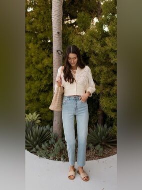 Women’s Carly Jean Los Angeles Light Blue High-Rise Straight Jeans, size 7